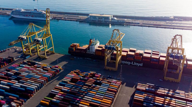 Shipping containers at a European port representing EU exports affected by ongoing tariff negotiations between the European Union and the United States.